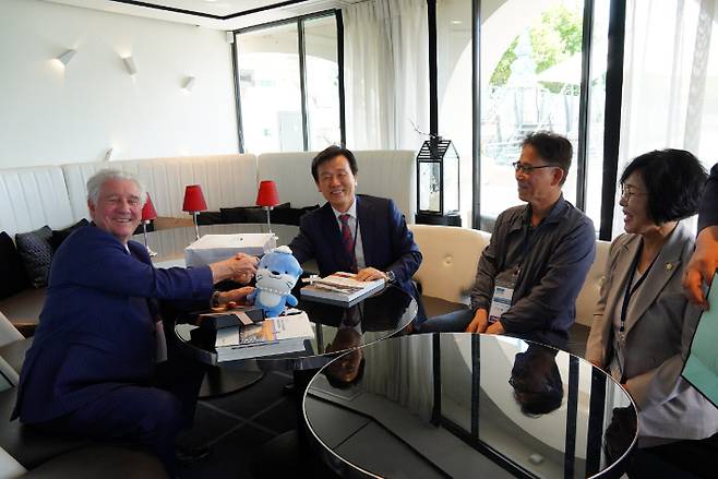 프랑스 엥기엔레뱅시 필립 쉬외르 시장(좌측)과 조규일(가운데) 진주시장. 진주시청 제공