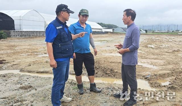한경표 충북 음성군화훼협회장(왼쪽)과 최영수씨(가운데)가 폭설 피해로 복구에 어려움을 겪는 배효정(오른쪽)씨의 시설하우스가 있던 부지에서 농작물재해보험 개선에 대해 논의하고 있다.