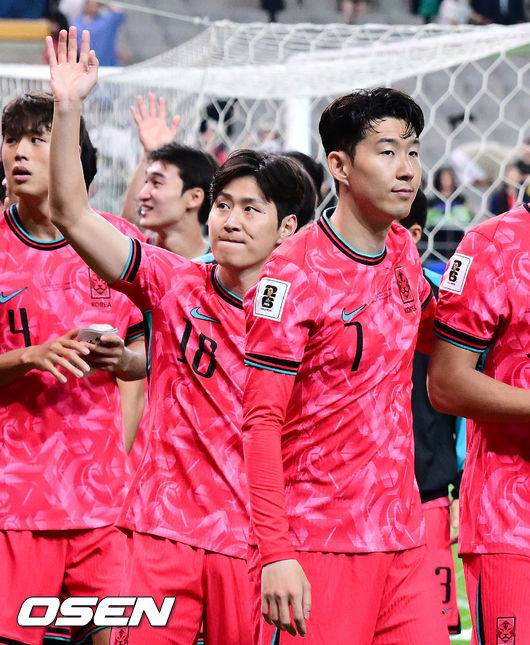 [OSEN=서울월드컵경기장, 지형준 기자] 대한민국 대표팀이 무려 15년 만에 패배 없이 최종예선을 마무리했다.&nbsp;홍명보 감독이 이끄는 대한민국&nbsp;축구 국가대표팀은 10일 서울월드컵경기장에서 열린&nbsp;2026 국제축구연맹(FIFA) 북중미 월드컵 아시아지역 최종예선 3차 예선 B조 10차전에서 쿠웨이트와 맞붙어 4-0으로 대승했다.이번 승리로 한국은 승점 22점(6승 4무)을 만들면서 패배 없이 최종예선을 마쳤다.경기를 마치고 축구대표팀 이강인, 손흥민이 팬들에게 인사를 하고 있다. 2025.06.10 /jpnews@osen.co.kr