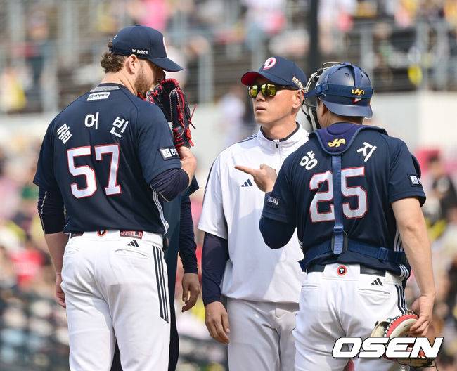 [OSEN=광주, 김성락 기자] 17일 오후 광주 북구 기아챔피언스필드에서 ‘2025 신한 SOL Bank KBO리그’ KIA 타이거즈와 두산 베어스의 더블헤더 1차전 경기가 열렸다.더블헤더 1차전 홈팀 KIA는 네일, 원정팀 두산은 콜어빈을 선발로 내세웠다. 6회말 1사 1, 2루 마운드를 방문한 두산 박정배 투수코치가 콜어빈, 양의지와 이야기를 나누고 있다. 2025.05.17 / ksl0919@osen.co.kr