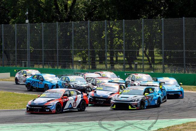 '2025 TCR 월드투어' 3라운드 이탈리아 대회에서 현대자동차 '더 뉴 엘란트라 N TCR(국내명: 더 뉴 아반떼 N TCR)'이 주행하는 모습.