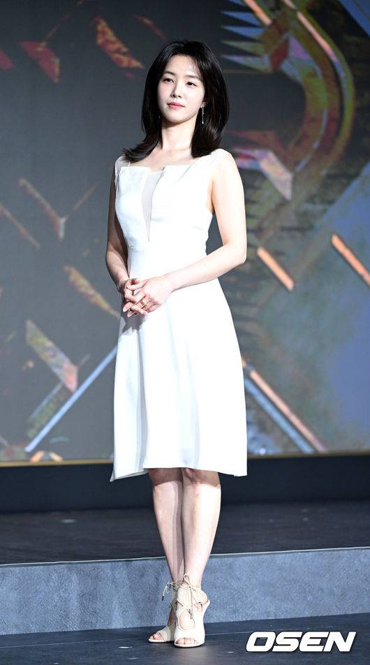 [OSEN=최규한 기자] 29일 오전 서울 마포동 호텔나루 엠갤러리에서 넷플릭스&nbsp;‘데블스 플랜: 데스룸’ 제작발표회가 열렸다.&nbsp;‘데블스 플랜: 데스룸’은 다양한 직업군의 플레이어가 7일간 합숙하며 최고의 브레인을 가리는 두뇌 서바이벌 게임이다.강지영 아나운서가 포토타임을 하고 있다. 2025.04.29 / dreamer@osen.co.kr