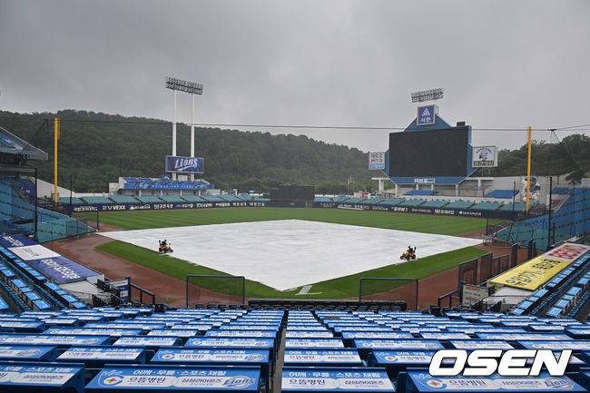 [OSEN=대구, 이석우 기자] 24일 대구삼성라이온즈파크에서 2025 신한 SOL 뱅크 KBO 리그 삼성 라이온즈와 한화 이글스의 경기가 열린다. 홈팀 삼성은 최원태가, 방문팀 한화는 와이스가 선발 출전한다. 대구삼성라이온즈파크에 비가 내리고 있다. 2025.06.24 / foto0307@osen.co.kr
