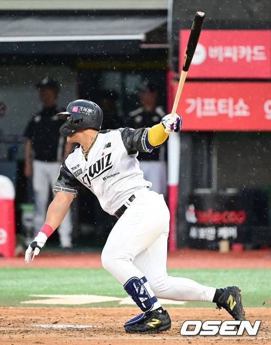 [OSEN=수원, 김성락 기자] 24일 오후 수원 KT위즈파크에서 2025 신한 SOL Bank KBO리그 KT 위즈와 LG 트윈스의 경기가 열렸다.KT는 헤이수스, LG는 치리노스를 선발투수로 내세웠다.3회말 2사 2루 KT 안현민이 선취 1타점 적시타를 날리고 있다. 2025.06.24 / ksl0919@osen.co.kr
