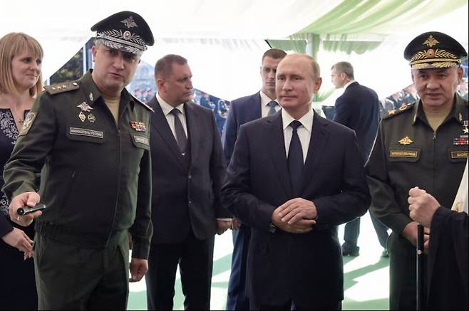 과거 러시아군과 관련한 행사에 티무르 이바노프 국방부 차관(앞줄 왼쪽부터), 블라디미르 푸틴 대통령, 세르게이 쇼이구 국방부 장관이 함께한 모습. 이바노프가 뇌물수수 혐의로 체포된 뒤 푸틴은 쇼이구에게 책임을 물어 그를 국방장관에서 국가안보회의 서기로 사실상 좌천을 시켰다. 게티이미지 제공