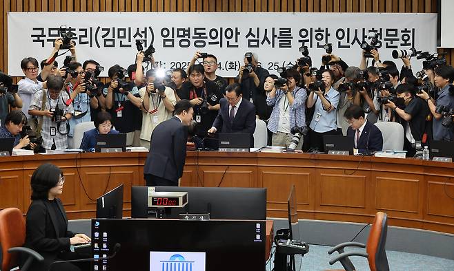 김민석 국무총리 후보자가 24일 서울 여의도 국회에서 열린 인사청문회에서 총리 후보자 인사청문특별위원회 위원장인 국민의힘 이종배 의원에게 선서문을 제출한 뒤 인사하고 있다. 연합뉴스