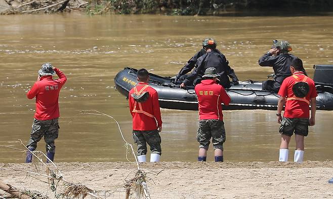 지난 2023년 7월 19일 경북 예천군 호명면서 수색하던 해병대 제1사단 포병여단 제7포병대대 소속 채수근 일병(순직으로 상병 추서)이 급류에 휩쓸려 실종된 가운데 해병대 특수 수색대가 실종 지점에서 수색에 나서고 있다. 연합뉴스