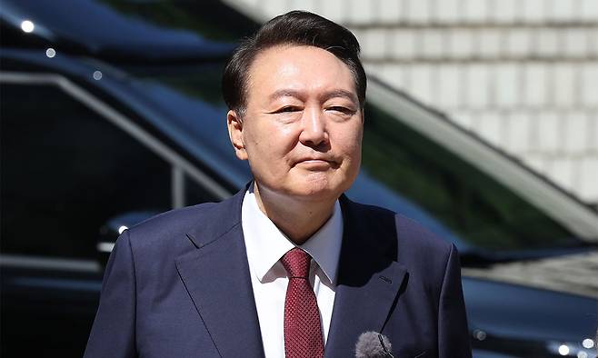 윤석열 전 대통령이 지난 23일 서울 서초구 서울중앙지방법원에서 열린 내란 우두머리 혐의·직권남용 권리행사 방해 혐의 사건 8차 공판에 출석하고 있다. 뉴시스