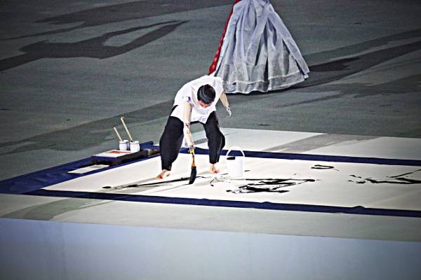 석창우 화백이 2014년 소치동계장애인올림픽 폐막식에서 ‘수묵크로키’ 퍼포먼스를 펼치고 있다.