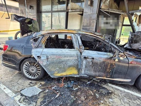 충남 당진에서 상가를 들이박고 불탄 승용차. 충남 당진소방서 제공