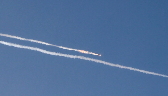 이란이 이스라엘을 향해 미사일을 발사해 최소 4명이 숨지고 8명이 부상했다. 사진은 24일(현지시간) 이스라엘을 향해 날아가는 이란의 미사일. AP 연합뉴스