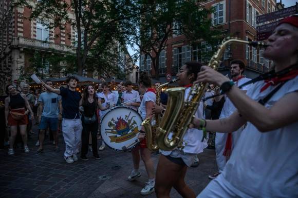 2025년 6월 21일(현지시간) 프랑스 거리 음악 축제 ‘페트 드 라 뮈지크’의 일부분으로 툴루즈 거리에서 음악가들이 연주하고 있다. AFP 연합뉴스