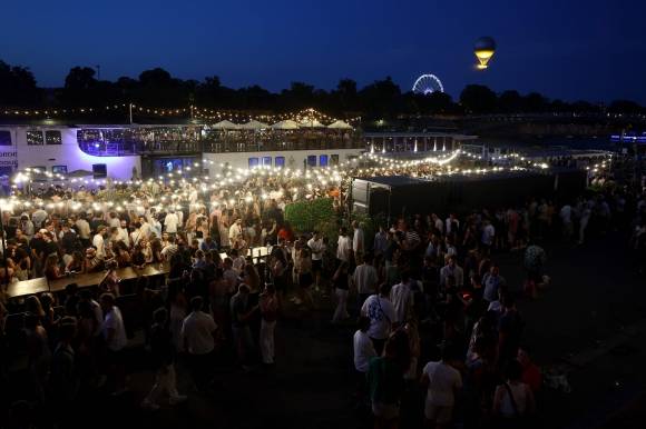 2025년 6월 21일(현지시간) 프랑스 거리 음악 축제 ‘페트 드 라 뮈지크’의 일부분으로 파리 튈르리 정원에 인파가 몰려 있다. AFP 연합뉴스