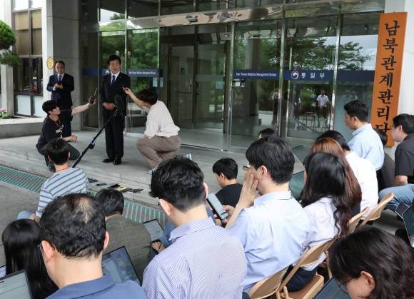 정동영 통일부 장관 후보자가 24일 서울 종로구 남북관계관리단에 마련된 인사청문회 준비사무실로 들어서며 취재진의 질문에 답하고 있다. 2025.6.24 연합뉴스