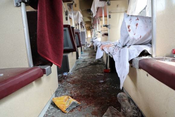 24일(현지시간) 러시아군의 탄도미사일 공격으로 드니프로페트로우스크주에서 최소 11명이 숨지고 160명이 다쳤으며, 사상자는 더 늘어날 수 있다고 볼로디미르 젤렌스키 우크라이나 대통령이 밝혔다. 사진은 이날 공격으로 파손된 민간 여객 열차 내부. 부상자들이 흘린 핏자국이 선명하다. 500명을 태우고 달리던 열차는 미사일 공격으로 파손됐는데 다행히 사망자는 나오지 않았다. 2025.6.24 세르히 리삭 주지사
