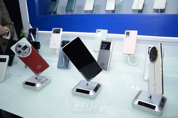 지난달 12일 북한 조선만경무역회사 진달래손전화기공장에서 개막한 평양봄철국제상품전람회에서 공개된 진달래 12. 조선신보·연합뉴스