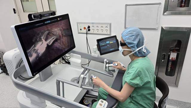 이마리아 서울대병원 산부인과 교수가 휴고 로봇 수술 시스템을 조정하며 난소암 수술을 진행하고 있다. 사진 제공=서울대병원