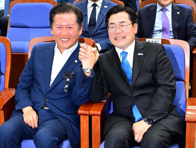 당 대표 선거 출마를 선언한 정청래(왼쪽)·박찬대 더불어민주당 의원이 24일 국회에서 열린 의원총회에 참석해 손을 잡고 있다. 오승현 기자 2025.06.24