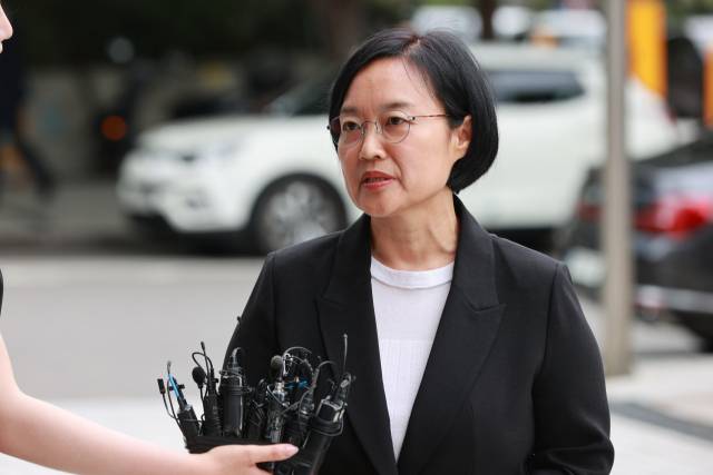 한성숙 중소벤처기업부 장관 후보자가 24일 서울 영등포구 삼희익스콘벤처타워에 마련된 인사청문회 준비사무실로 출근하고 있다. 사진 제공=중기부