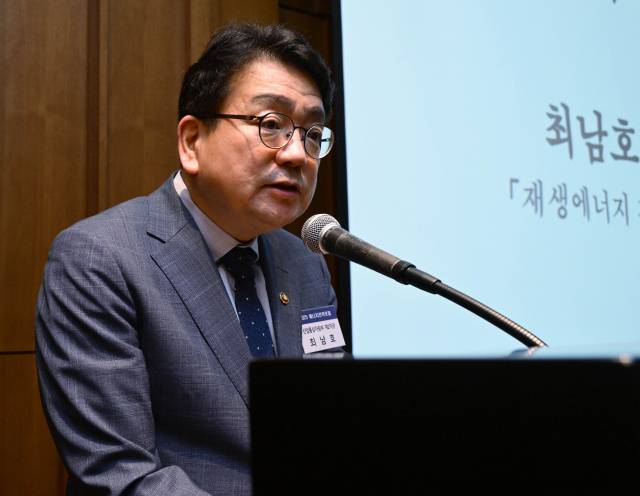 최남호 산업통상자원부 제2차관이 24일 서울 중구 신라호텔에서 열린 제21회 에너지전략포럼에서 ‘재생에너지 확산과 전력망 시스템의 역할’을 주제로 기조연설을 하고 있다. 사진=성형주 기자