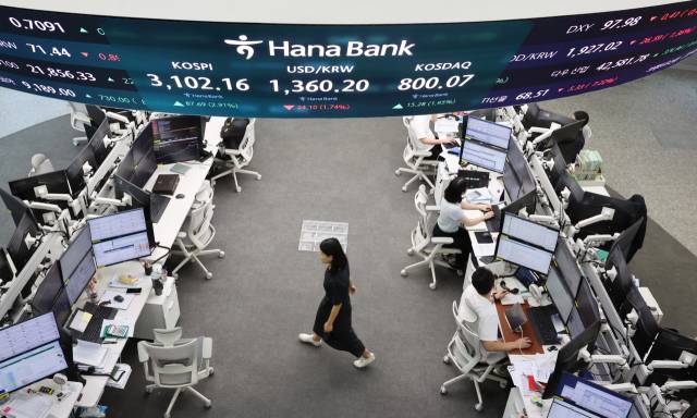 24일 오후 서울 중구 하나은행 딜링룸 전광판에 송출되는 코스피가 3,100, 코스닥이 800을 넘어서고 있다. 뉴스1