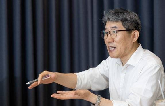 채진원 경희대 공공거버넌스연구소 교수가 기자에게 포퓰리즘에 관해 설명하고 있다. 지호영 기자