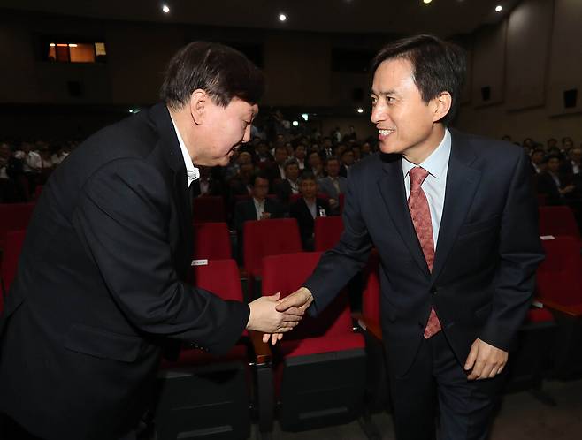 2017년 8월1일 서초구 서울중앙지검에서 열린 조은석 당시 서울고검장(오른쪽)과 윤석열 중앙지검장이 악수하고 있다. ⓒ 연합뉴스