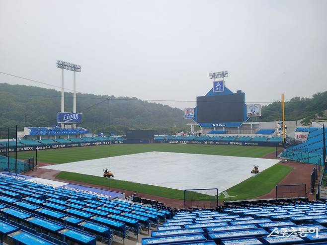 24일 오후 대구 삼성라이온즈파크에 대형 방수포가 깔린 모습. 두 팀은 24일 올 시즌 7번째 맞대결을 벌인다. 한화는 라이언 와이스를, 삼성은 최원태를 선발투수로 예고했다. 대구｜장은상 기자 award@donga.com