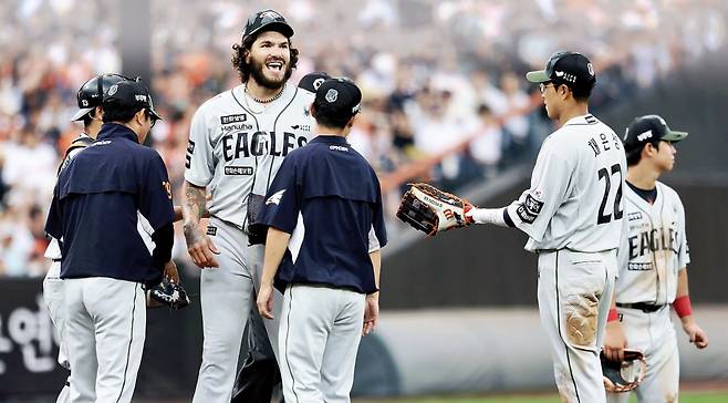 한화 에이스 코디 폰세(가운데)가 지난 22일 대전 키움전 도중 마운드 위에서 코칭스태프, 야수들과 대화하며 활짝 웃고 있다. 한화이글스 제공