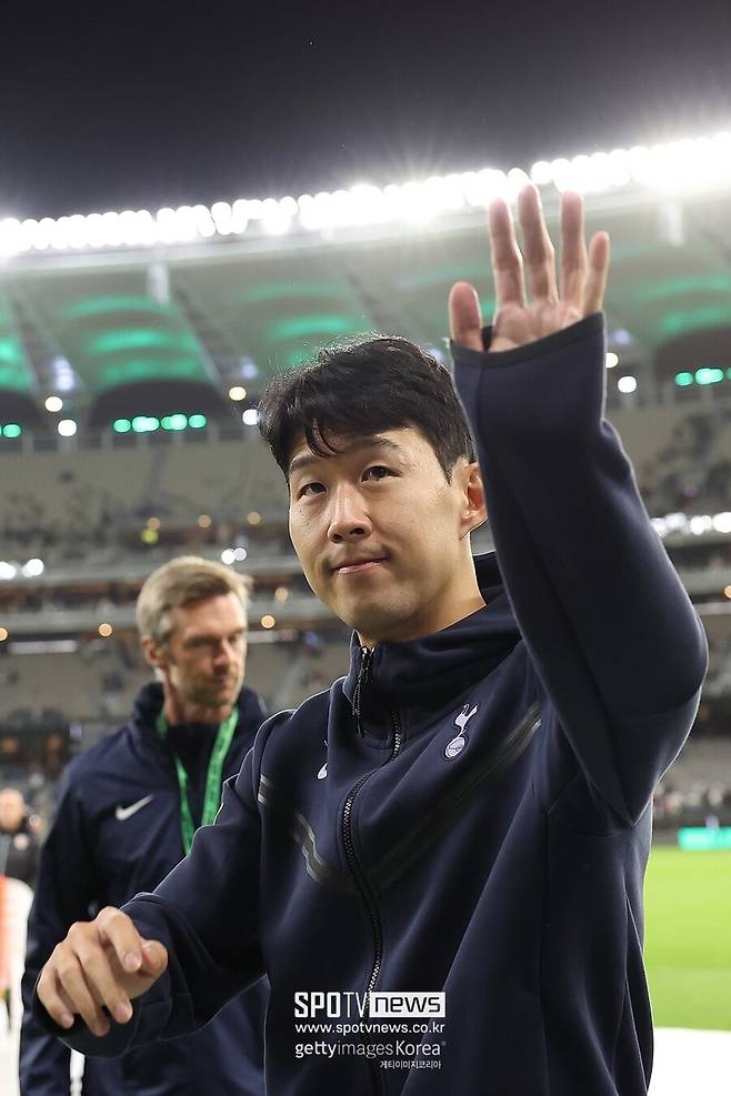 ▲ 현재 손흥민은 33세를 향해가고 있다. 최근 축구 선수 커리어에서 황혼기를 고민해야 하는 나이지만, 여전히 정상급 경기력을 유지하고 있다. 만약 손흥민이 이적을 선택한다면, 토트넘은 오히려 박수를 보내야 한다는 의견도 많다. 10년 동안 팀에 헌신한 그는 영입 당시의 금액을 훨씬 상회하는 상업적·경기적 가치를 제공해 왔기 때문이다.