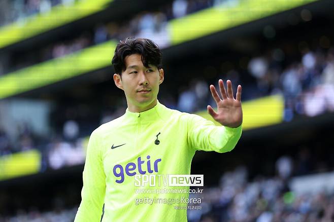 ▲ 올여름 토트넘 홋스퍼와 손흥민(33)의 결별이 '데드라인'을 향해 치닫는 가운데 차기 행선국으로 유력시되는 사우디아라비아 언론이 "알아흘리가 한국인 공격수 영입전 선두"라 밝혀 관심이 집중되고 있다. 토트넘 내부 사정에 밝은 현지 전문가를 통해선 "스퍼스가 오는 8월 한국 방문 이전에 손흥민을 매각할 수도 있다"는 주장까지 제기돼 이적 징후가 영국 안팎에서 감지되는 흐름이다.&nbsp;