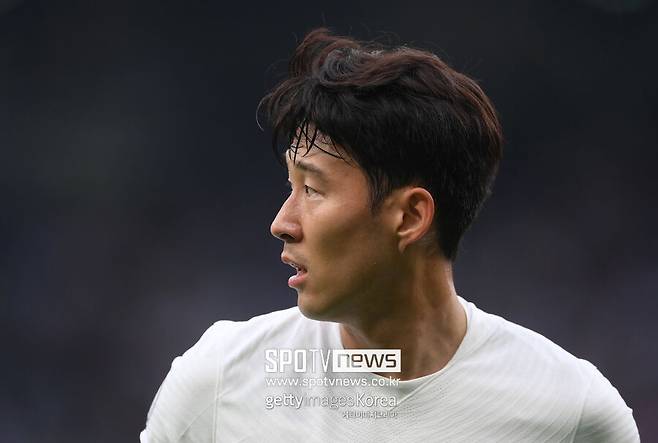 ▲ 영국 언론 '디 애슬레틱'은 "손흥민은 주장이긴 하나 다음 시즌에도 토트넘 최고의 측면 공격수일지 불분명하다"며 "오히려 마티스 텔과 윌손 오도베르가 손흥민보다 더 많은 역동성과 에너지를 불어넣을 수 있다"고 냉정하게 바라봤다.