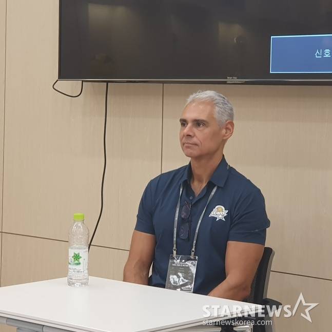 KB손해보험의 레오나르도 아폰소 감독이 23일 수원 KB손해보험 인재니움에서 열린 기자회견에서 취재진의 사진 촬영에 응하고 있다. /사진=김동윤 기자