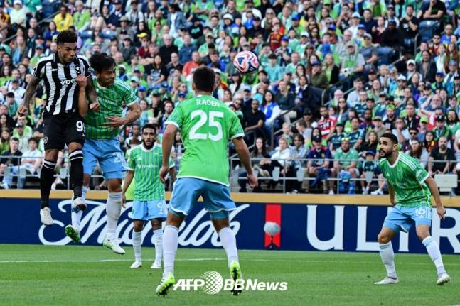 시애틀 사운더스 김기희(왼쪽 두 번째)가 16일(한국시간) 미국 워싱턴주 시애틀의 루멘 필드에서 열린 포타포구(브라질)와의 2025 국제축구연맹(FIFA) 클럽 월드컵 조별리그 B조 1차전에서 이고르 제주스와 헤더 경합에서 밀려 실점을 허용하는 장면. /AFPBBNews=뉴스1