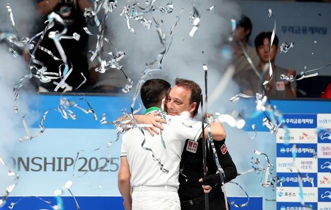 초클루(왼쪽)가 우승 후 절친 산체스와 포옹을 하고 있다. /사진=PBA 투어 제공