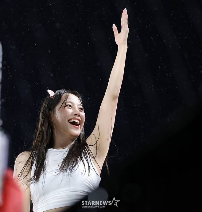 [★화보]KT 이서윤 '폭우에도' 멈출수 없는 응원