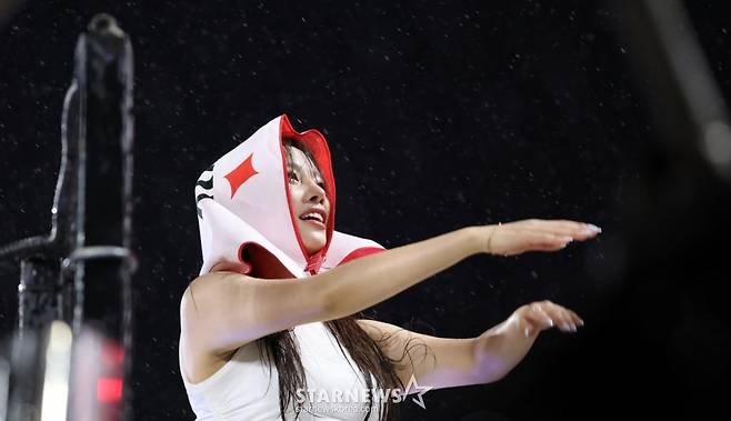 [★화보]KT 이서윤 '폭우에도' 멈출수 없는 응원