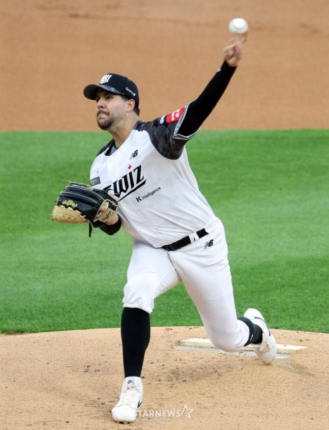 KT 외국인 투수 엔마누엘 데 헤이수스가 24일 수원 LG전에서 역투하고 있다. /사진=강영조 선임기자