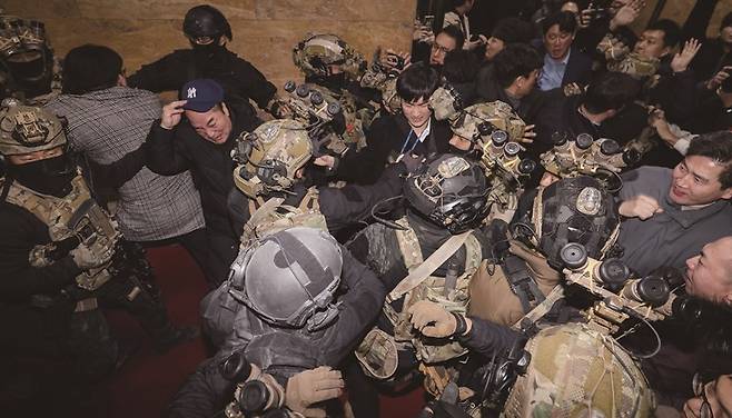 최진 시인은 1980년 광주에 진압군으로 투입됐던 아버지와 2024년의 계엄령을 겹쳐본 후 시 &nbsp;'계엄군'을 발표했다.[사진 | 뉴시스]