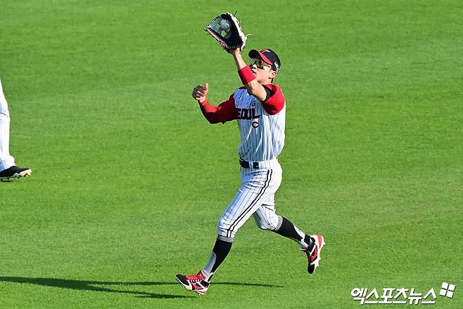 LG 트윈스 외야수 박해민이 지난 22일 잠실 두산전에서 3안타 1볼넷 3타점으로 맹활약했다. 박해민은 올 시즌 볼넷 리그 4위로 시즌 아웃 판정을 받은 홍창기의 출루율 공백을 메우고 있다. 박해민은 올 시즌 종료 뒤 두 번째 FA 자격을 취득한다. 엑스포츠뉴스 잠실, 김한준 기자