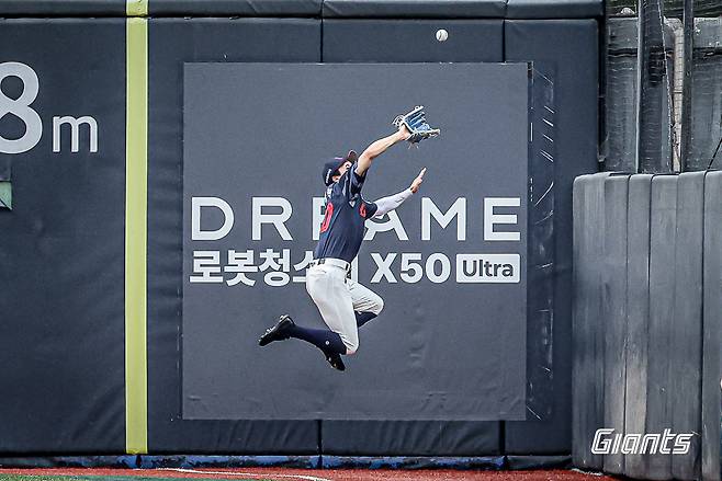 롯데 자이언츠 외야수 김동혁이 올해 정규시즌 경기에서 호수비를 펼치고 있다. 롯데 자이언츠