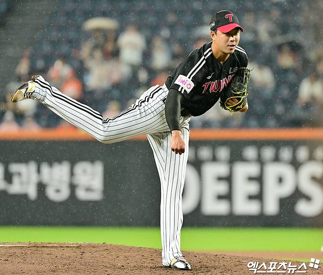 6월 15일 오후 대전 한화생명 볼파크에서 열린 2025 신한 SOL Bank KBO리그 LG 트윈스와 한화 이글스의 경기, 8회말 LG 정우영이 공을 힘차게 던지고 있다. 엑스포츠뉴스 DB