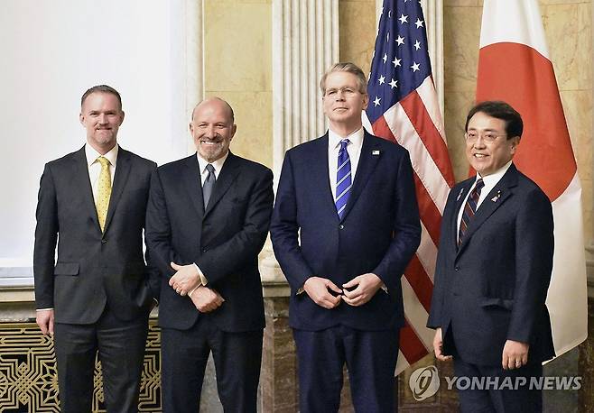 3대 1로 진행된 미일 무역 협상 2025년 5월 1일(현지시간) 미국 워싱턴DC에서 열린 미일 2차 관세 협상에서 양국 참가자들이 기념 촬영에 응하고 있다. 왼쪽부터 제이미슨 그리어 미국 무역대표부(USTR) 대표, 하워드 러트닉 미국 상무부 장관, 스콧 베선트 미국 재무부 장관, 아카자와 료세이 일본 경제재생상. [교도 연합뉴스 자료사진. 재판매 및 DB 금지]