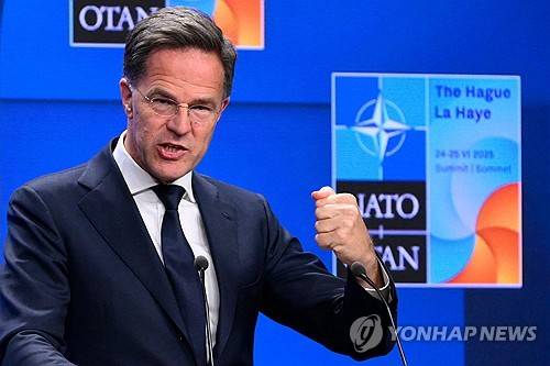 기자회견하는 나토 사무총장 (헤이그 AFP=연합뉴스) 마르크 뤼터 나토 사무총장이 23일(현지시간) 네덜란드 헤이그에서 나토 정상회의 사전 기자회견을 하고 있다. 2025.6.23 photo@yna.co.kr [재판매 및 DB 금지]