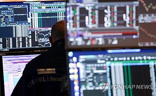 뉴욕증권거래소의 트레이더 [뉴욕 AFP=연합뉴스. 재판매 및 DB 금지]