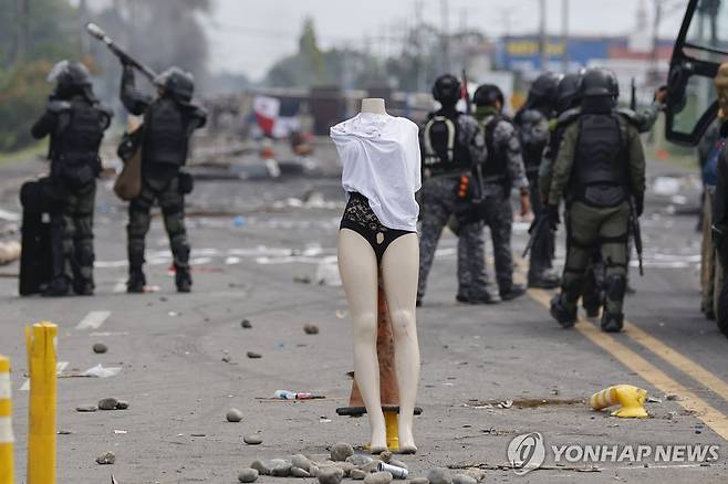 22일(현지시간) 파나마 시위 현장 한복판에 마네킹 [창구이놀라 EPA=연합뉴스. 재판매 및 DB 금지]