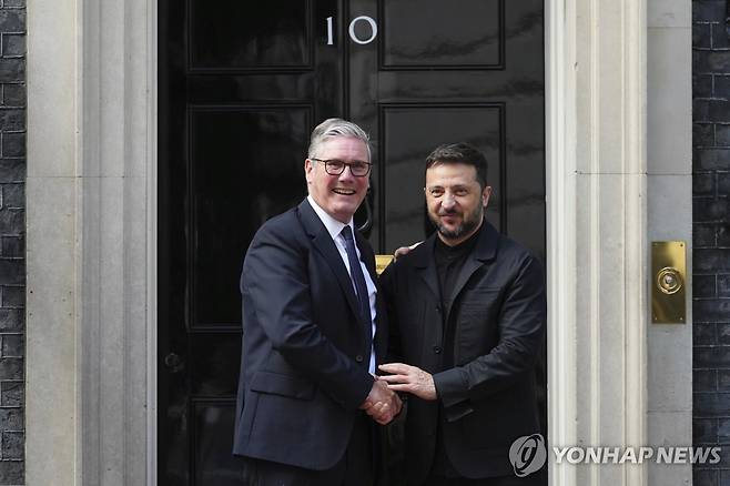 스타머 총리와 젤렌스키 대통령 [AP 연합뉴스]