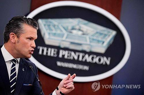 국방부 로고 앞에 선 헤그세스 미국 국방장관 [AFP 연합뉴스 자료사진 재판매 및 DB금지]