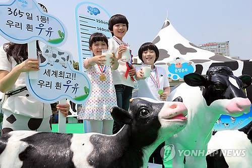 우유가 최고예요! 우유가 최고예요!
(서울=연합뉴스) 이상학 기자 = 세계 우유의 날을 기념해 3일 서울 양천공원에서 낙농자조금관리위원회 주최로 열린 '2012 도심 속 목장 나들이' 행사에 참여한  어린이들이 우유를 마시며 키를 재고 있다. 2012.6.3
leesh@yna.co.kr