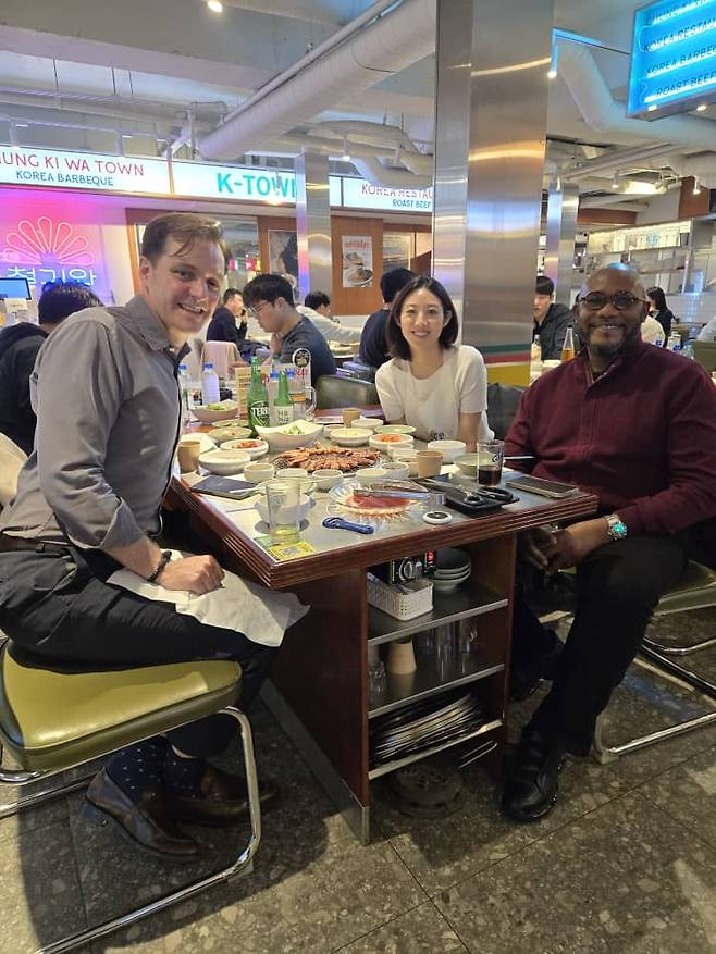 2023년 서울을 방문한 오푸이요와 필자(맨 왼쪽) [티모시 디킨스 제공. 재판매 및 DB 금지]